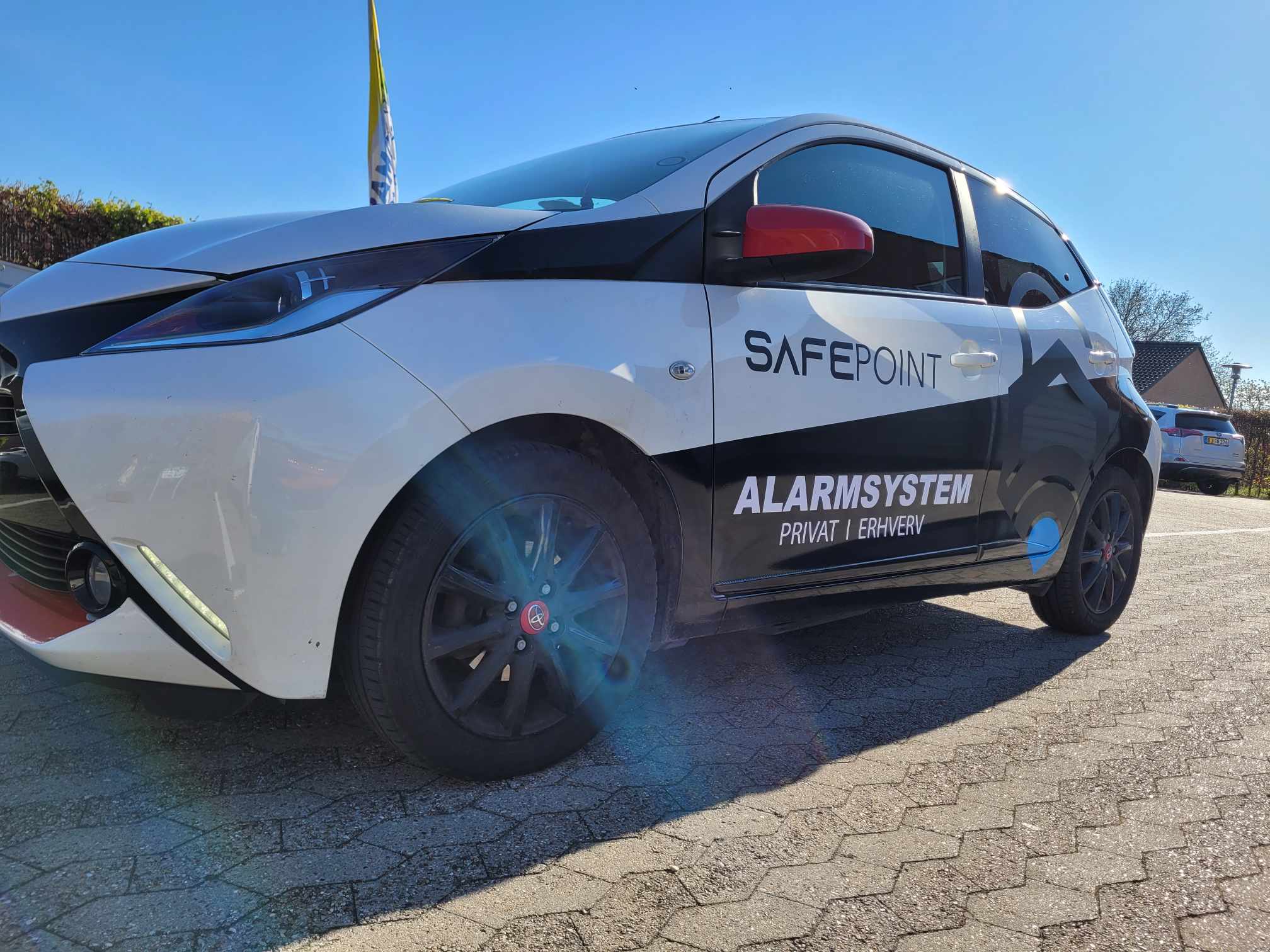 SAFE POINT alarmer og alarmservice til private og erhverv SAFE POINT teamet klar til at assistere med dine sikkerhedsbehov
